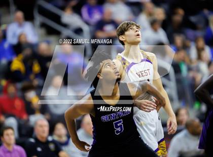 Thumbnail 2 in Omaha Central vs. Bellevue West photogallery.