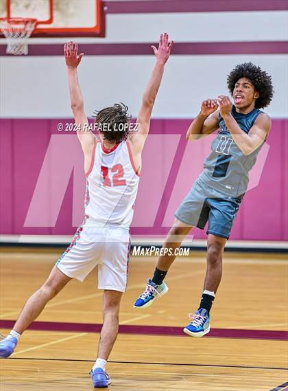 Thumbnail 2 in Dawson vs. Pearce (McDonald's Texas Invitational) photogallery.