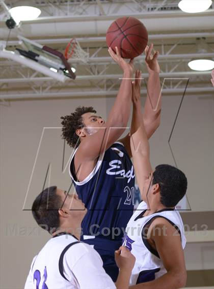 Thumbnail 1 in Shadow Hills vs. Desert Chapel (MaxPreps Holiday Classic) photogallery.