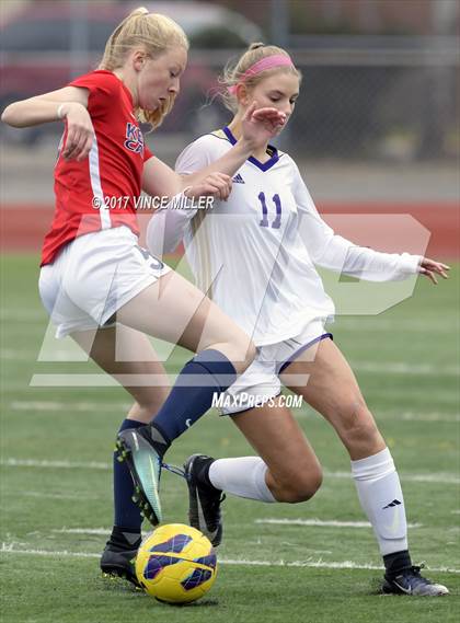 Thumbnail 1 in Kennedy Catholic vs Puyallup (WIAA District Playoff) photogallery.