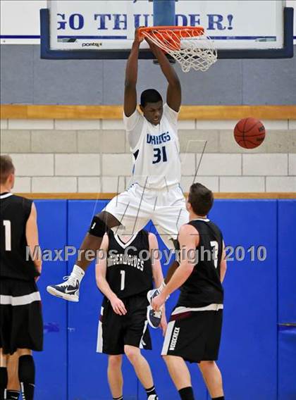 Thumbnail 2 in Woodcreek vs Oakmont (Rocklin Holiday Tournament) photogallery.