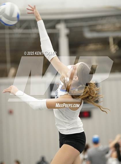 Thumbnail 3 in Utica Eisenhower vs. Imlay City (Beast of the East) photogallery.