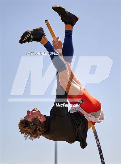 Thumbnail 1 in UIL 6A Track & Field Area 13&14 (Pole Vault) photogallery.