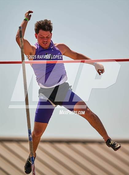 Thumbnail 1 in UIL 6A Track & Field Area 13&14 (Pole Vault) photogallery.