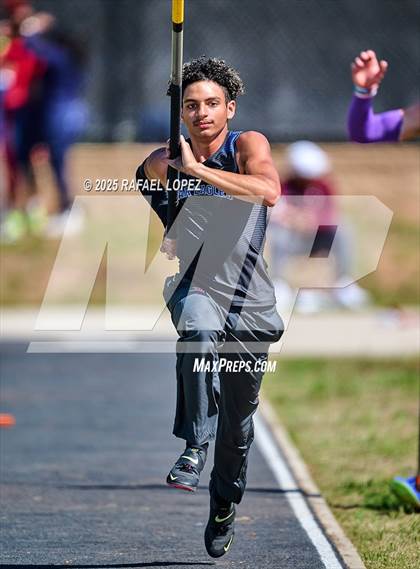 Thumbnail 2 in UIL 6A Track & Field Area 13&14 (Pole Vault) photogallery.