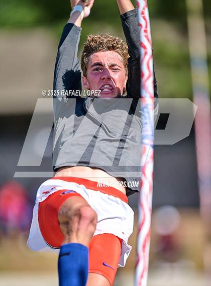 Thumbnail 3 in UIL 6A Track & Field Area 13&14 (Pole Vault) photogallery.