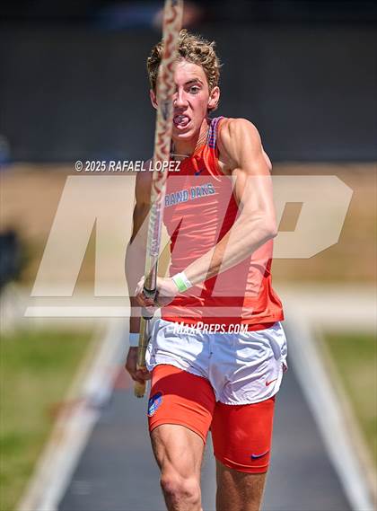 Thumbnail 2 in UIL 6A Track & Field Area 13&14 (Pole Vault) photogallery.