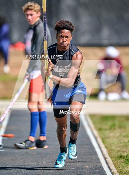Thumbnail 1 in UIL 6A Track & Field Area 13&14 (Pole Vault) photogallery.