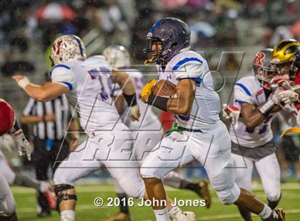 Thumbnail 2 in Phil Simms Classic (North vs. South) photogallery.