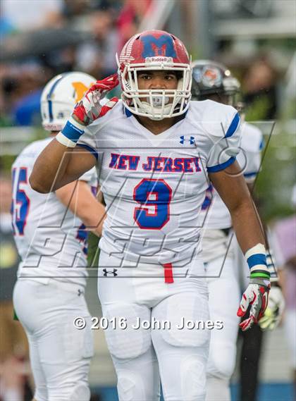 Thumbnail 2 in Phil Simms Classic (North vs. South) photogallery.