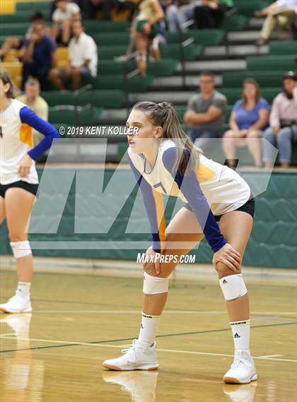 Thumbnail 2 in Detroit Country Day vs Marian (Notre Dame Prep) photogallery.