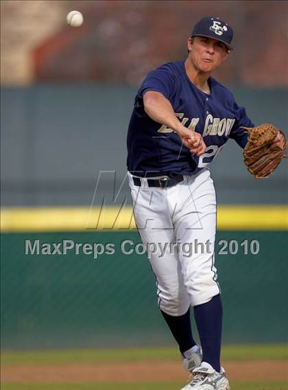 Thumbnail 2 in De La Salle vs. Elk Grove photogallery.