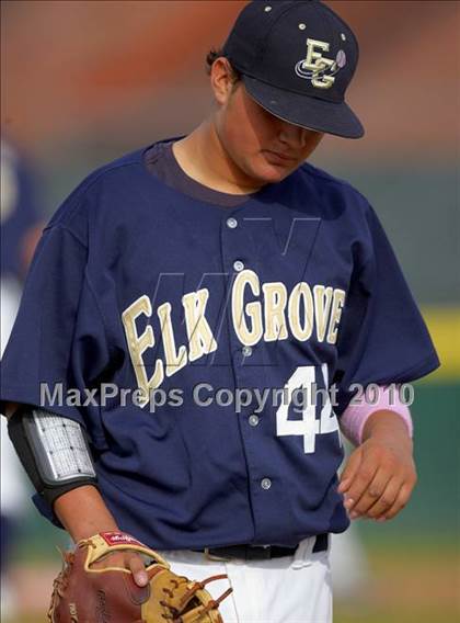 Thumbnail 1 in De La Salle vs. Elk Grove photogallery.