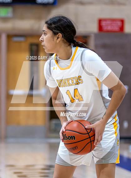 Thumbnail 3 in Foothill vs. Yuba City (Chavez Christmas Classic) photogallery.