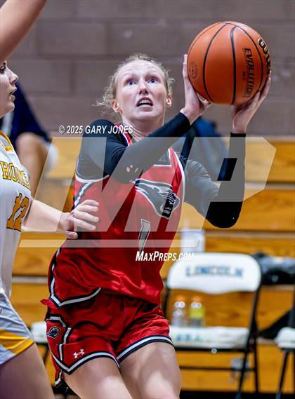 Thumbnail 3 in Foothill vs. Yuba City (Chavez Christmas Classic) photogallery.