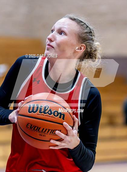 Thumbnail 2 in Foothill vs. Yuba City (Chavez Christmas Classic) photogallery.