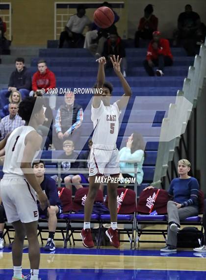 Thumbnail 2 in Memphis East vs. Hamilton Heights (Dr Pepper Classic) photogallery.