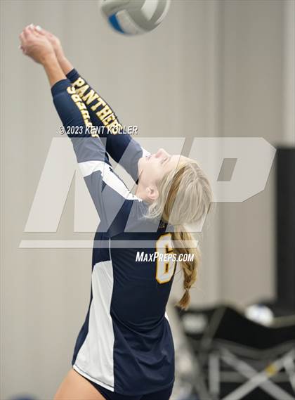 Thumbnail 3 in DeWitt vs. Utica Eisenhower (Beast of the East) photogallery.