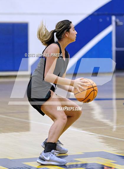 Thumbnail 1 in Los Alamitos vs Aliso Niguel (El Toro Thanksgiving Classic) photogallery.