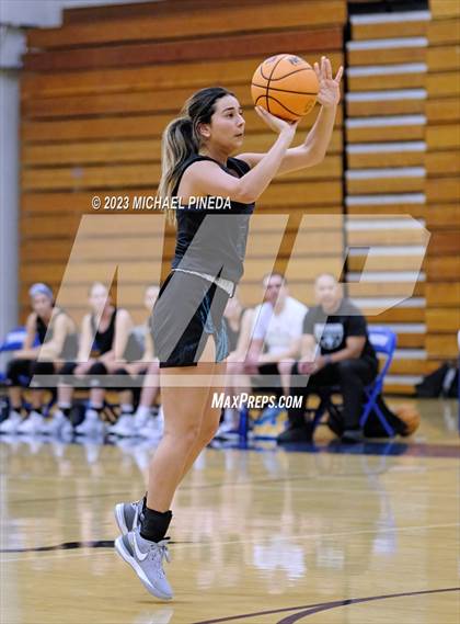 Thumbnail 3 in Los Alamitos vs Aliso Niguel (El Toro Thanksgiving Classic) photogallery.