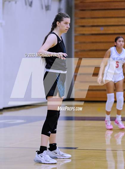 Thumbnail 2 in Los Alamitos vs Aliso Niguel (El Toro Thanksgiving Classic) photogallery.