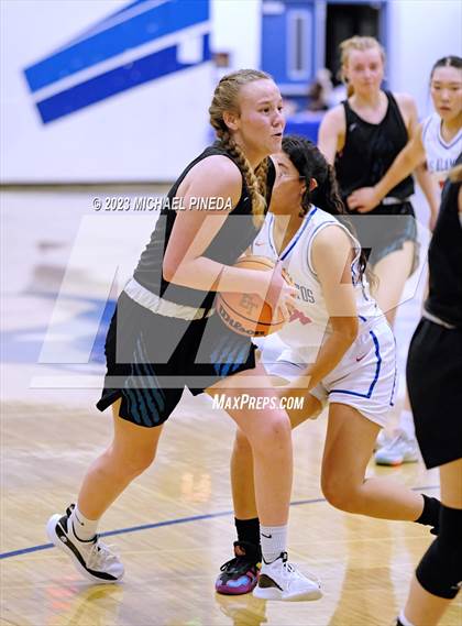 Thumbnail 1 in Los Alamitos vs Aliso Niguel (El Toro Thanksgiving Classic) photogallery.