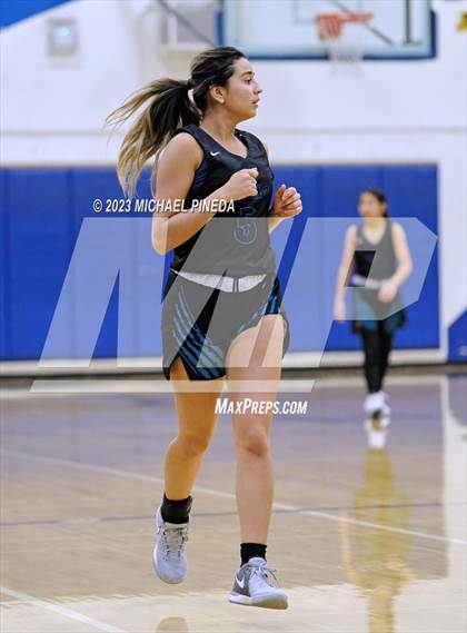 Thumbnail 1 in Los Alamitos vs Aliso Niguel (El Toro Thanksgiving Classic) photogallery.