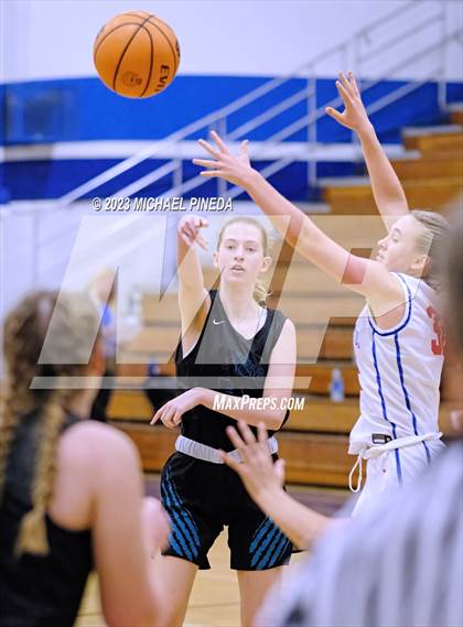 Thumbnail 3 in Los Alamitos vs Aliso Niguel (El Toro Thanksgiving Classic) photogallery.