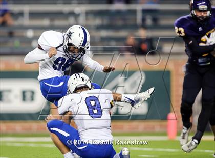 Thumbnail 3 in Liberty Hill vs. Navasota (UIL 4A Division 1 Semifinal) photogallery.