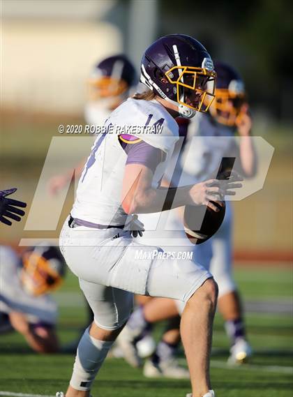 Thumbnail 3 in Farmersville vs Bonham (Scrimmage) photogallery.