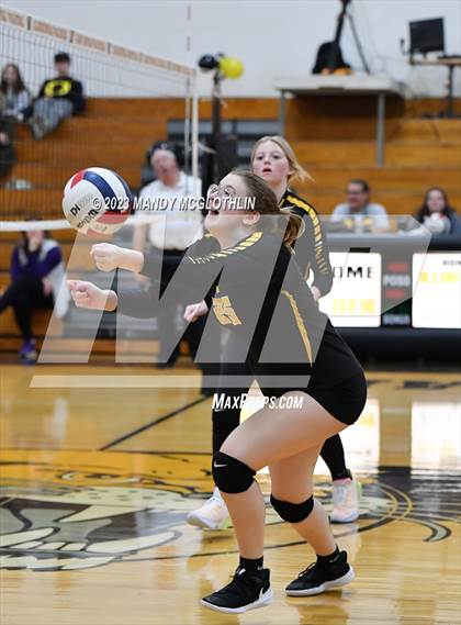Thumbnail 3 in Mt. Pulaski @ Illini Central photogallery.