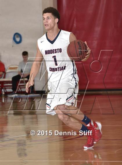 Thumbnail 3 in Modesto Christian vs. St. Mary's (Father Barry Christmas Classic) photogallery.