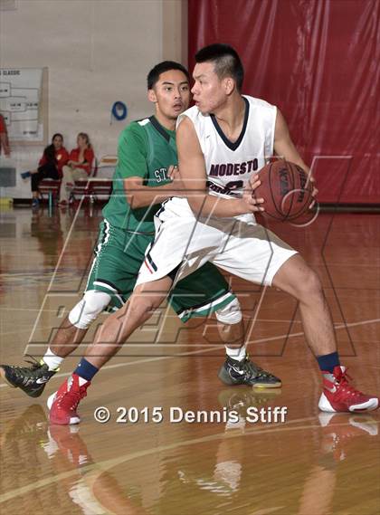 Thumbnail 2 in Modesto Christian vs. St. Mary's (Father Barry Christmas Classic) photogallery.