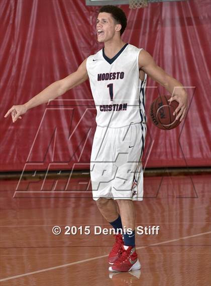 Thumbnail 2 in Modesto Christian vs. St. Mary's (Father Barry Christmas Classic) photogallery.