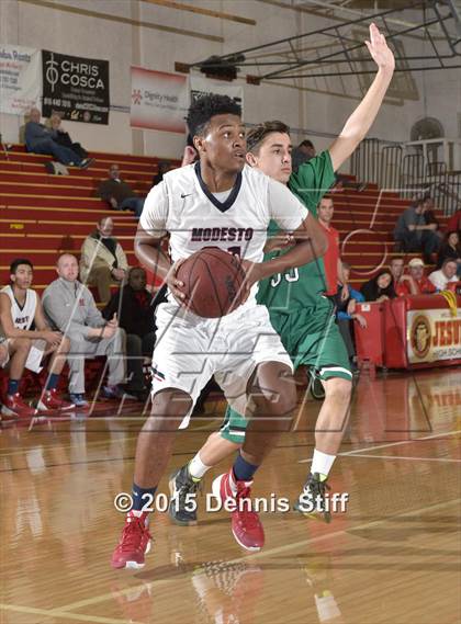 Thumbnail 3 in Modesto Christian vs. St. Mary's (Father Barry Christmas Classic) photogallery.