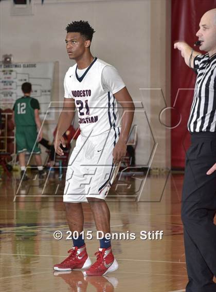 Thumbnail 2 in Modesto Christian vs. St. Mary's (Father Barry Christmas Classic) photogallery.