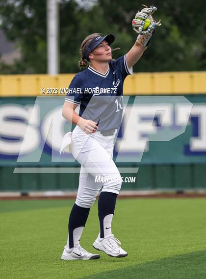 Thumbnail 3 in Lone Star vs. Heritage (UIL 5A Regional Final) photogallery.