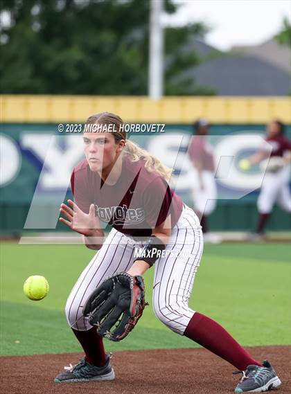 Thumbnail 1 in Lone Star vs. Heritage (UIL 5A Regional Final) photogallery.