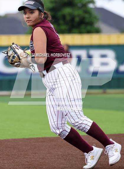 Thumbnail 2 in Lone Star vs. Heritage (UIL 5A Regional Final) photogallery.