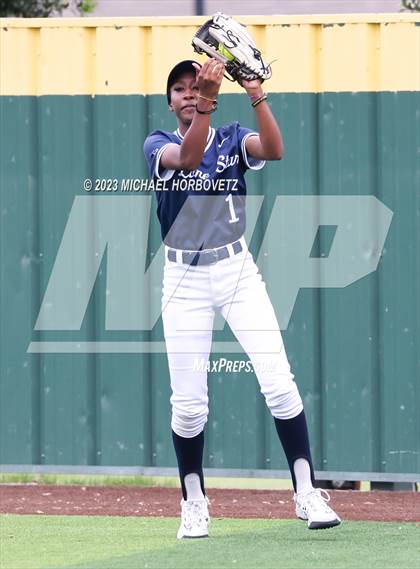 Thumbnail 3 in Lone Star vs. Heritage (UIL 5A Regional Final) photogallery.