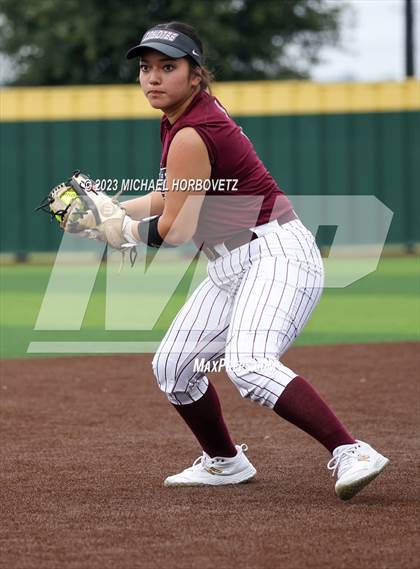 Thumbnail 1 in Lone Star vs. Heritage (UIL 5A Regional Final) photogallery.