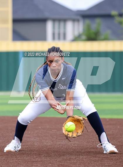 Thumbnail 1 in Lone Star vs. Heritage (UIL 5A Regional Final) photogallery.