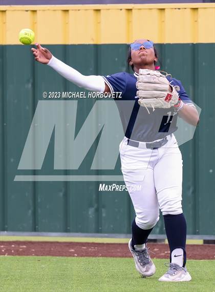 Thumbnail 3 in Lone Star vs. Heritage (UIL 5A Regional Final) photogallery.
