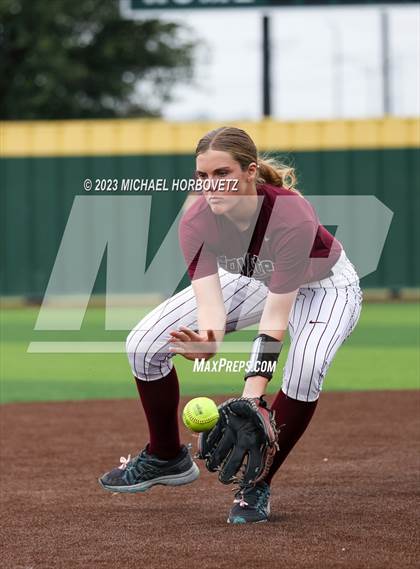 Thumbnail 2 in Lone Star vs. Heritage (UIL 5A Regional Final) photogallery.