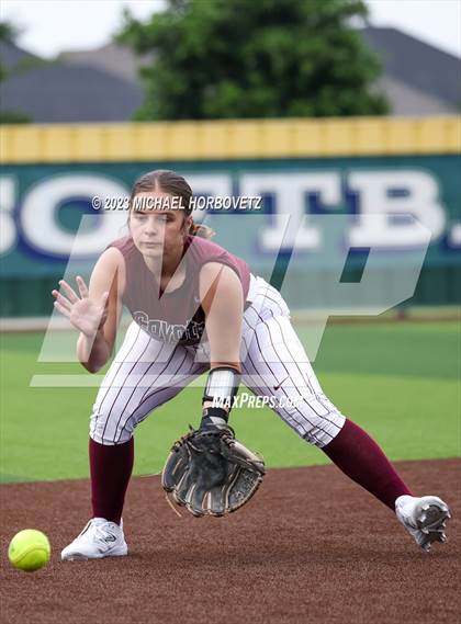 Thumbnail 2 in Lone Star vs. Heritage (UIL 5A Regional Final) photogallery.