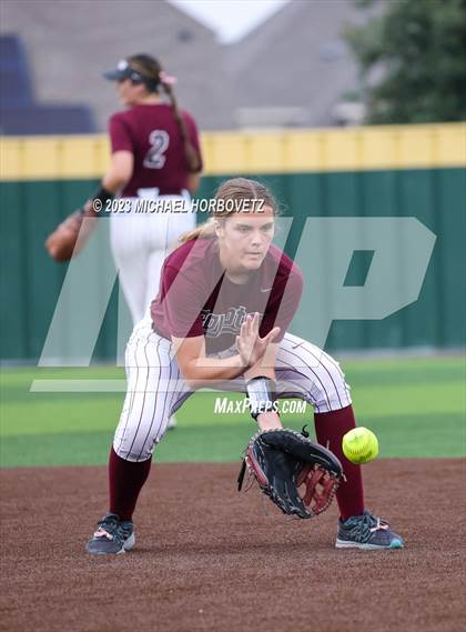 Thumbnail 3 in Lone Star vs. Heritage (UIL 5A Regional Final) photogallery.