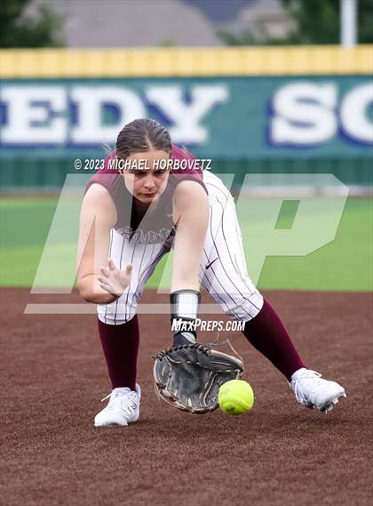 Thumbnail 2 in Lone Star vs. Heritage (UIL 5A Regional Final) photogallery.