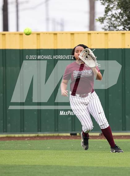 Thumbnail 1 in Lone Star vs. Heritage (UIL 5A Regional Final) photogallery.