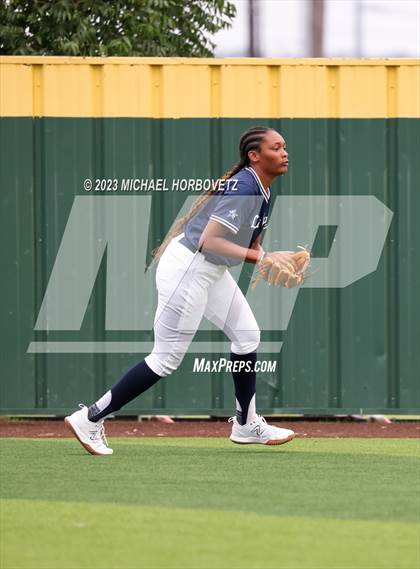 Thumbnail 3 in Lone Star vs. Heritage (UIL 5A Regional Final) photogallery.