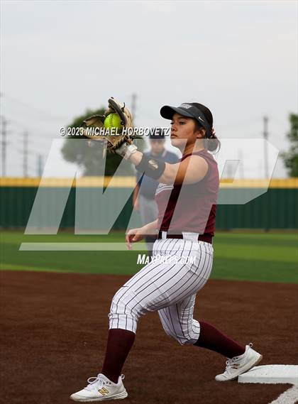 Thumbnail 1 in Lone Star vs. Heritage (UIL 5A Regional Final) photogallery.